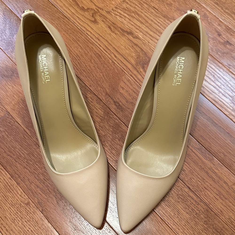 Michael Kors Women's Nude Pointed-Toe Mid Heel Pumps - Picture 6 of 9